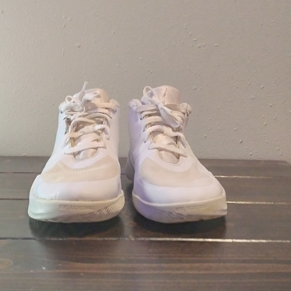 Nike Team Hustle Quick D9 Size 6.5 White - Picture 2 of 7